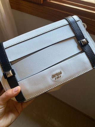 Bolso Guess blanco y negro
