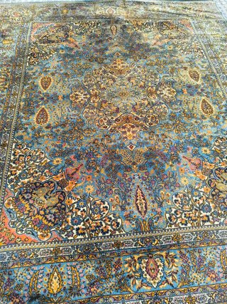 Alfombra azul y multicolor de tela muy grande