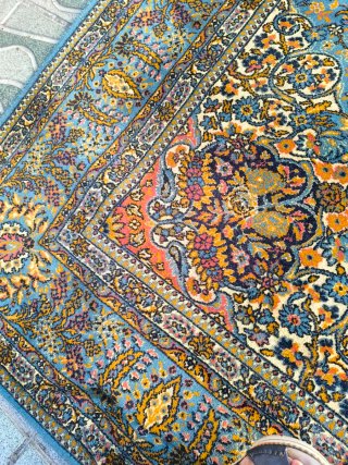 Alfombra azul y multicolor de tela muy grande