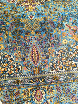 Alfombra azul y multicolor de tela muy grande