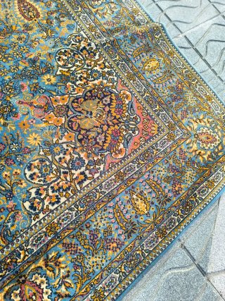 Alfombra azul y multicolor de tela muy grande