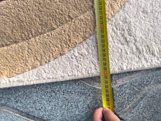 Alfombra beige con círculos marrones