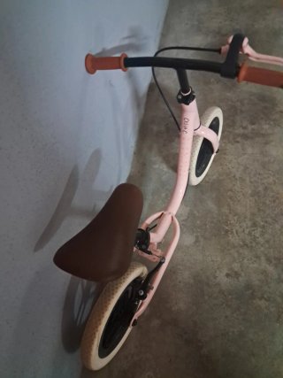 Bicicleta de equilibrio rosa
