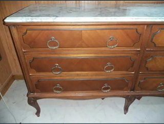 Cómoda antigua de madera con tapa de mármol