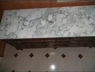 Cómoda antigua de madera con tapa de mármol