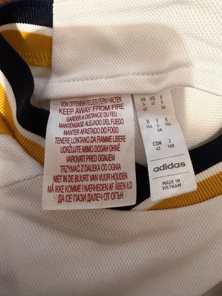 Equipación Real Madrid Talla 3/4 original con medi