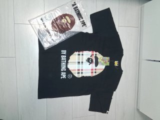 Berretto, Portacarte e Maglietta BAPE x LV