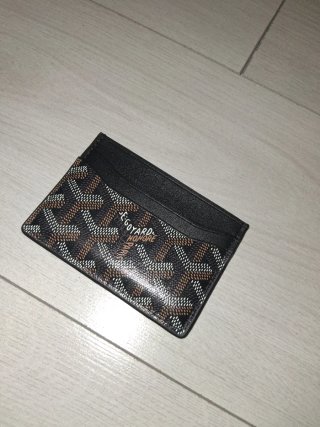 Berretto, Portacarte e Maglietta BAPE x LV