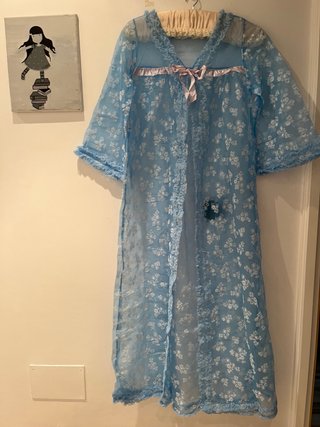 Bata larga lencería semitransparente azul flores
