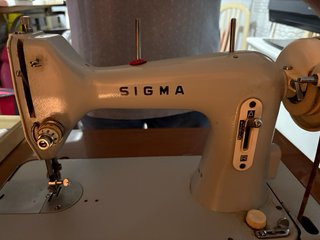 Maquina de cose con mueble de madera con tapa