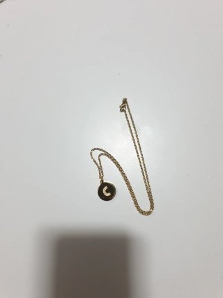 Cadena dorada con colgante letra C
