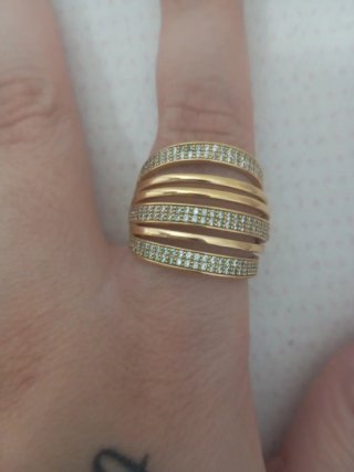 Anillo dorado con circonitas