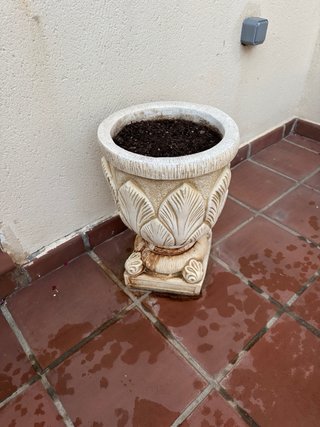 Banco de piedra beige y gris