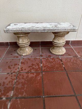 Banco de piedra beige y gris