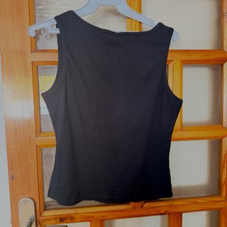 Camiseta negra con tachuelas
