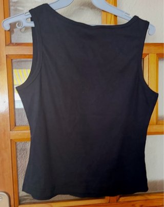 Camiseta negra con tachuelas