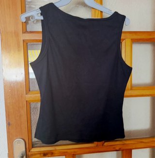 Camiseta negra con tachuelas