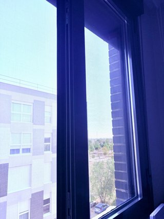 Ventanas aluminio gris con persiana.