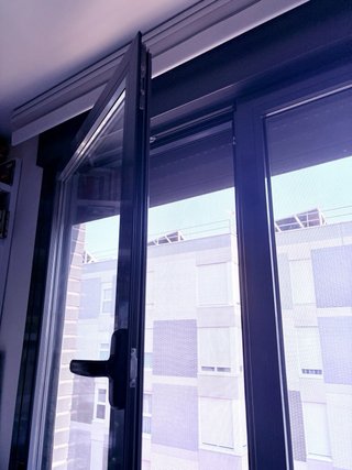 Ventanas aluminio gris con persiana.