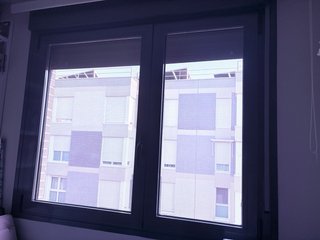 Ventanas aluminio gris con persiana.