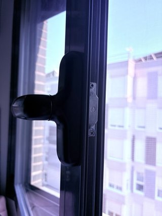 Ventanas aluminio gris con persiana.
