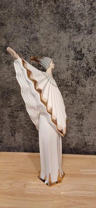 Figura de porcelana grande dorada y blanca