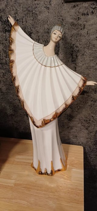 Figura de porcelana grande dorada y blanca