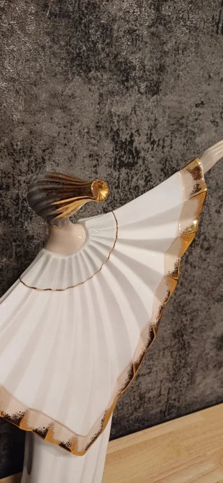 Figura de porcelana grande dorada y blanca