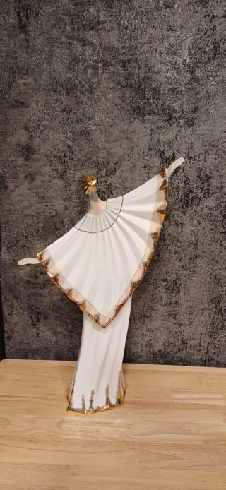 Figura de porcelana grande dorada y blanca