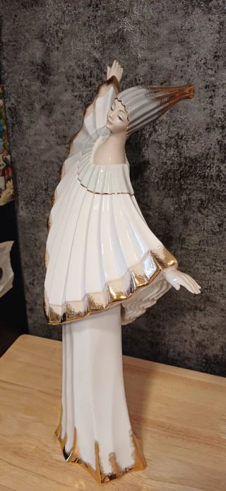 Figura de porcelana grande dorada y blanca