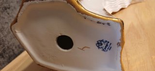 Figura de porcelana grande dorada y blanca