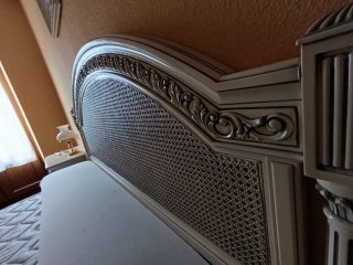 Mesillas de noche de madera y mimbre.