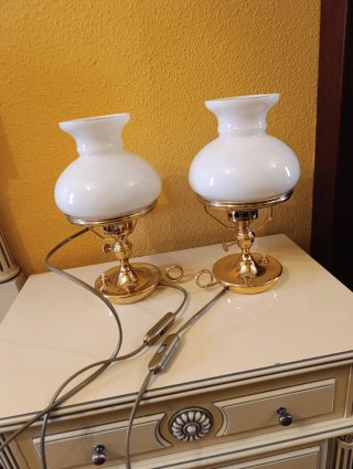 Mesillas de noche de madera y mimbre.