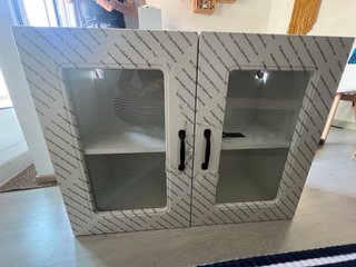 Vitrina blanca con puertas de cristal