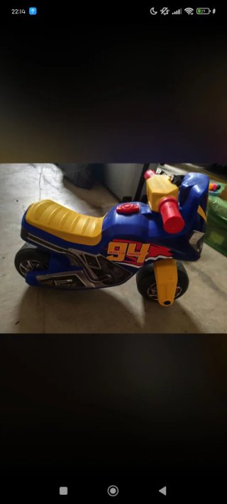 Moto de juguete azul y amarilla