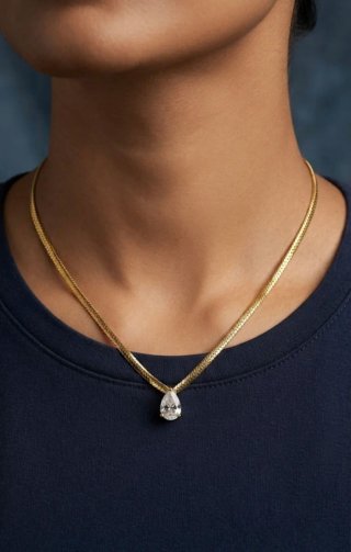 Collar dorado con colgante de lágrima