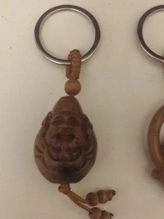 Cuatro llaveros de madera Buda son cuatro
