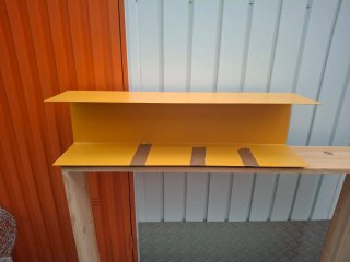 Estantería metálica amarilla