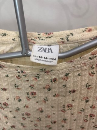 Camiseta Zara floral manga volante