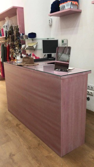 Estanterías ;mostrador y vitrinas