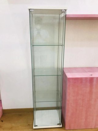 Estanterías ;mostrador y vitrinas