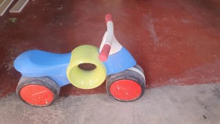 Bicicleta de niño azul y verde