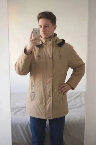 Parka impermeable beige con capucha