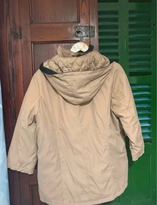 Parka impermeable beige con capucha