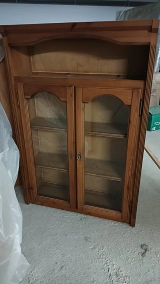 Vitrina madera vintage con puertas de cristal