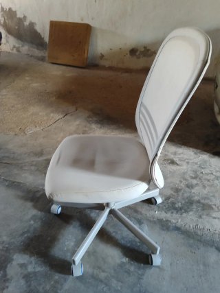 Silla de oficina giratoria con ruedas