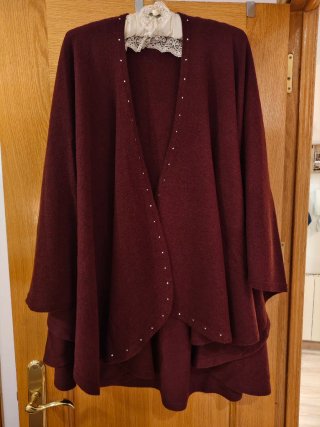 Elegante capa burdeos con pedrería