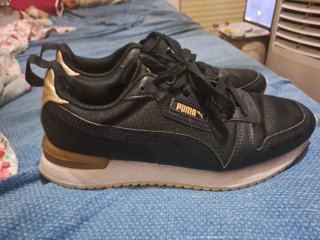 Zapatillas Puma Negras y Doradas