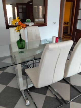Mesa de cristal moderna, 4 sillas de regalo