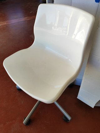 Silla de oficina blanca con ruedas